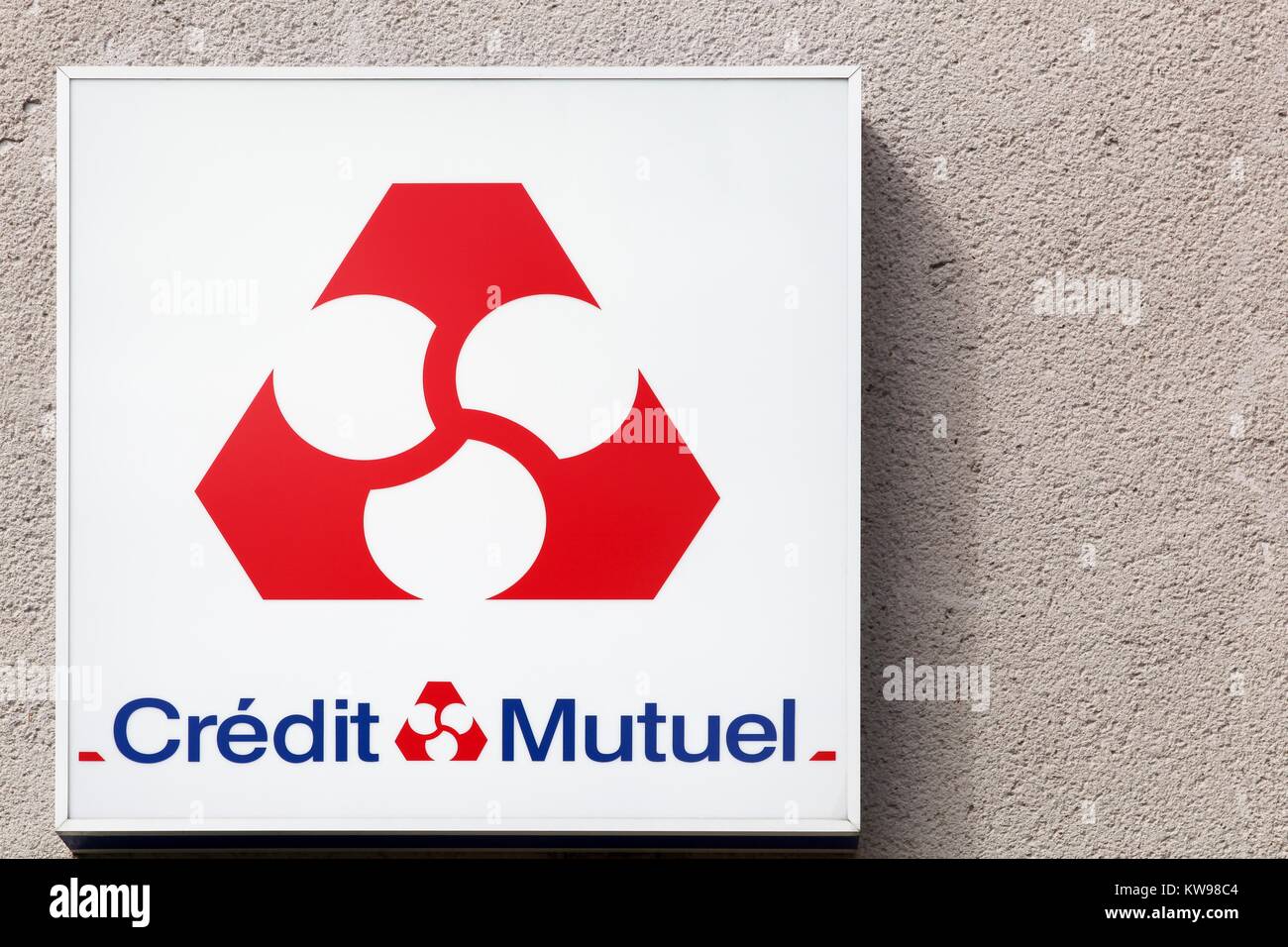 Moncoutant, Frankreich - 25. Juni 2016: Credit Mutuel Logo auf eine Wand. Crédit Mutuel ist eine große französische Bank, mit Sitz in Straßburg, Elsass Stockfoto
