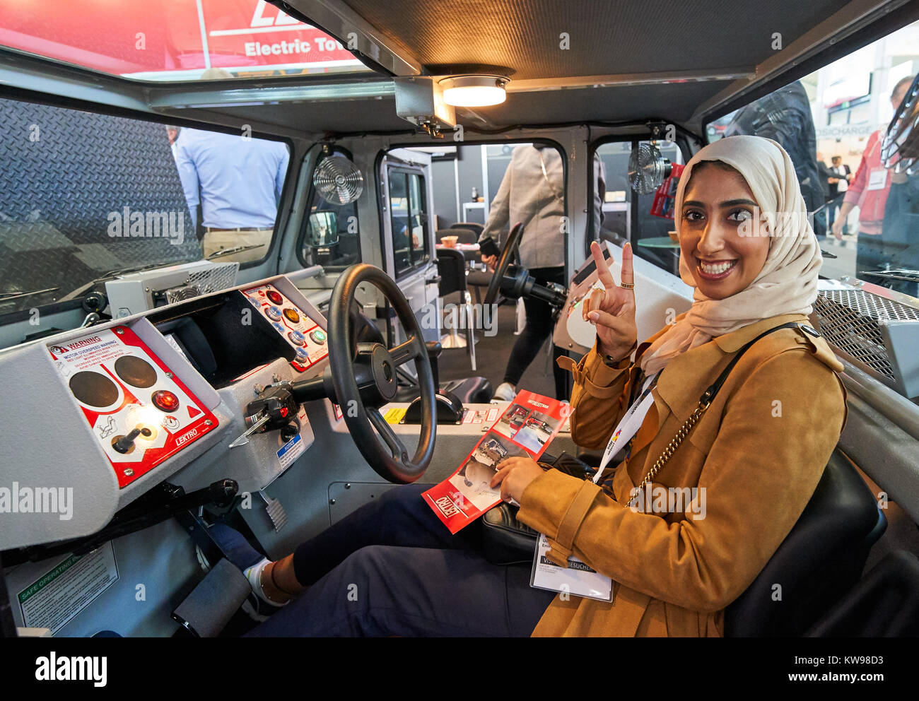 Ausstellung München, 10. Oktober 2017 Moderne muslimische Frau an der Inter Airport Europe 2017, der führenden Messe für den Flughafen Industrie, Ausrüstung, Stockfoto