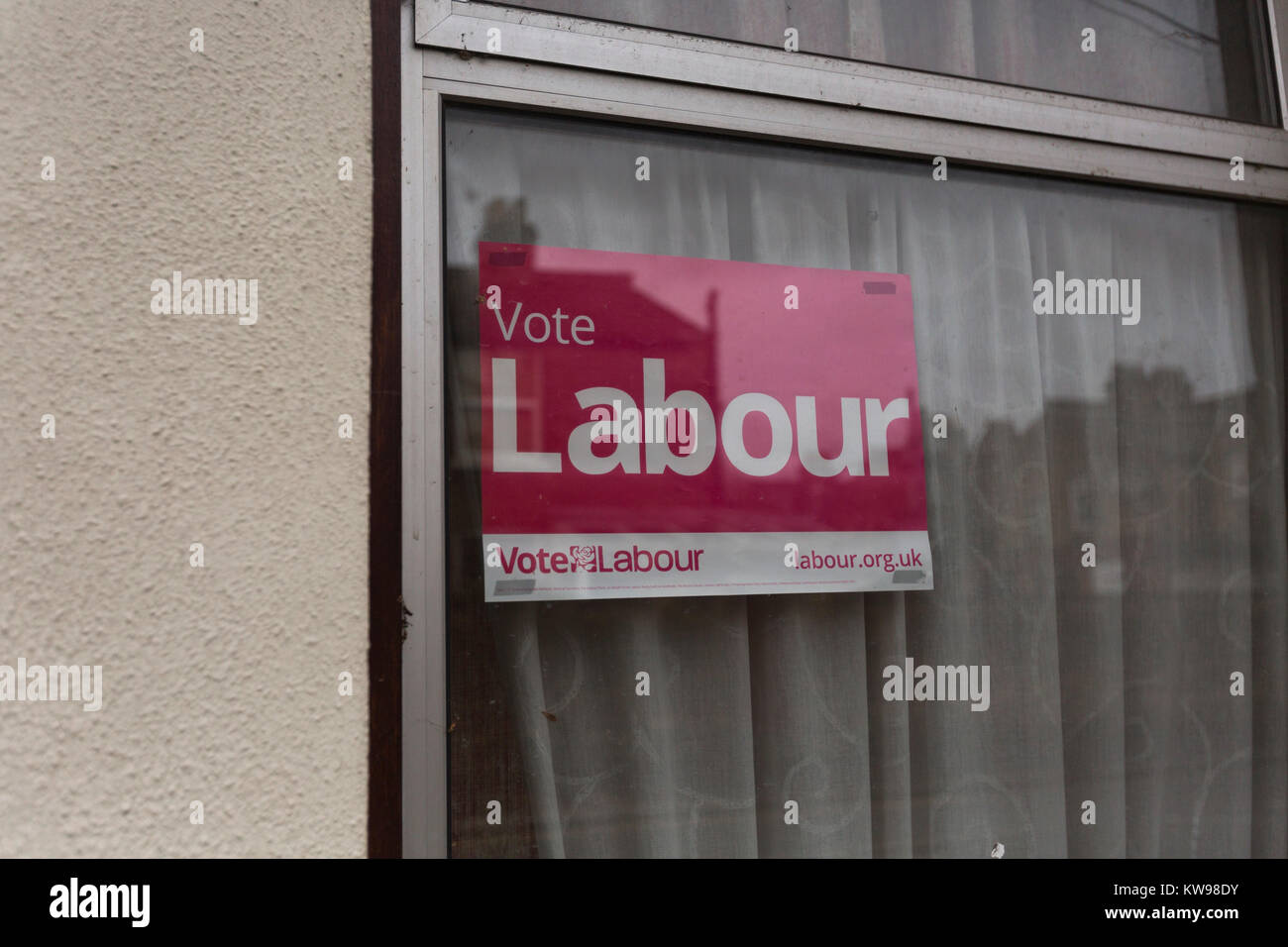 Abstimmung der Arbeit anmelden Fenster des Hauses in Leyton, East London. Stockfoto