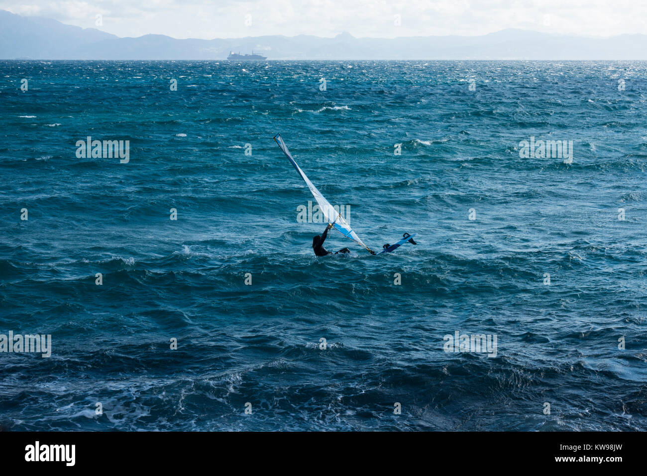 Windsurfer allein bei starken Winden, Tarifa, Isla de las Palmas, Andalusien, Südspanien, Stockfoto