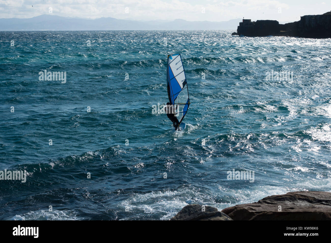 Windsurfer allein bei starken Winden, Tarifa, Isla de las Palmas, Andalusien, Südspanien, Stockfoto