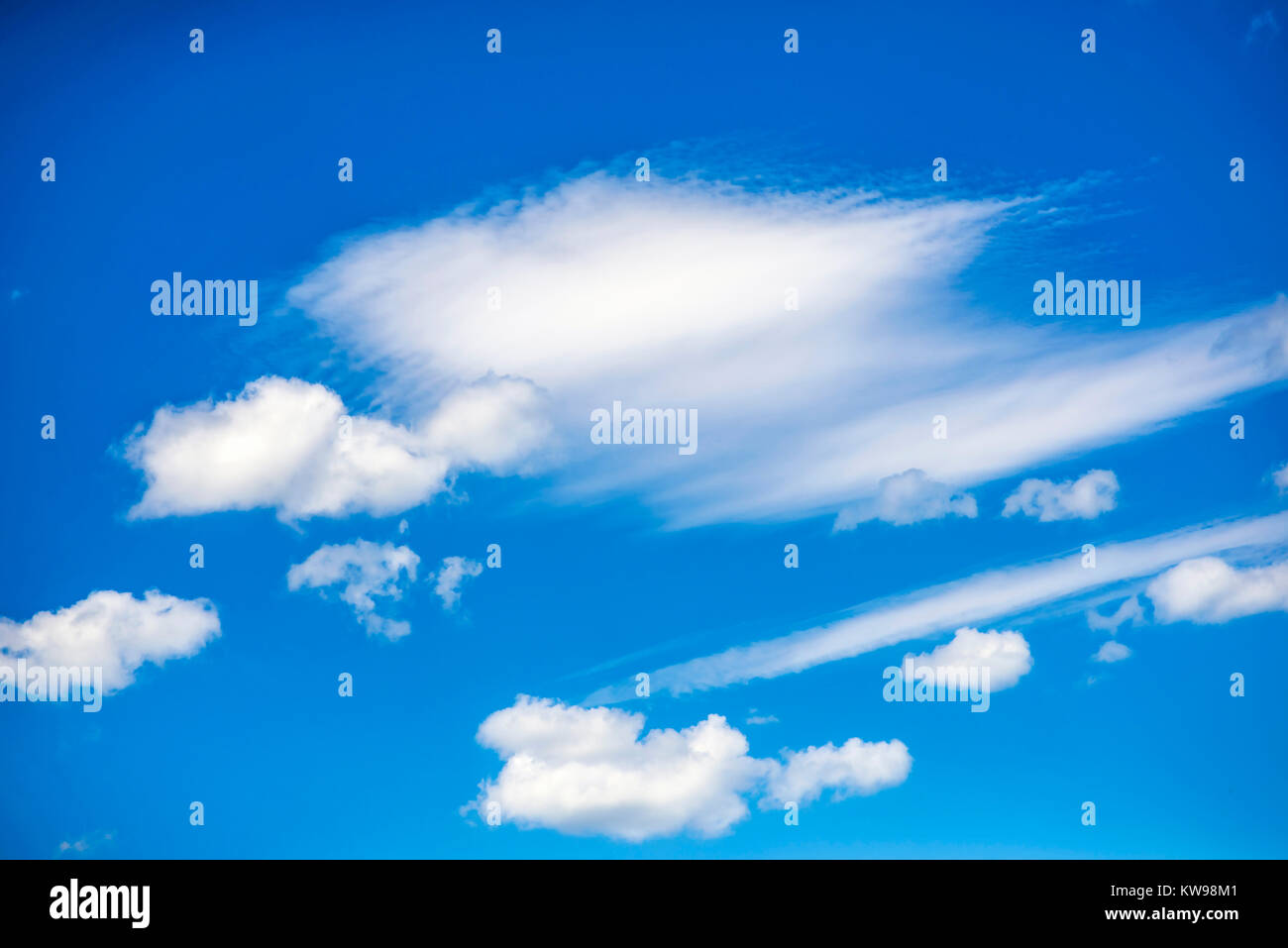 Flauschige Wolken über dem azurblauen Himmel Stockfoto