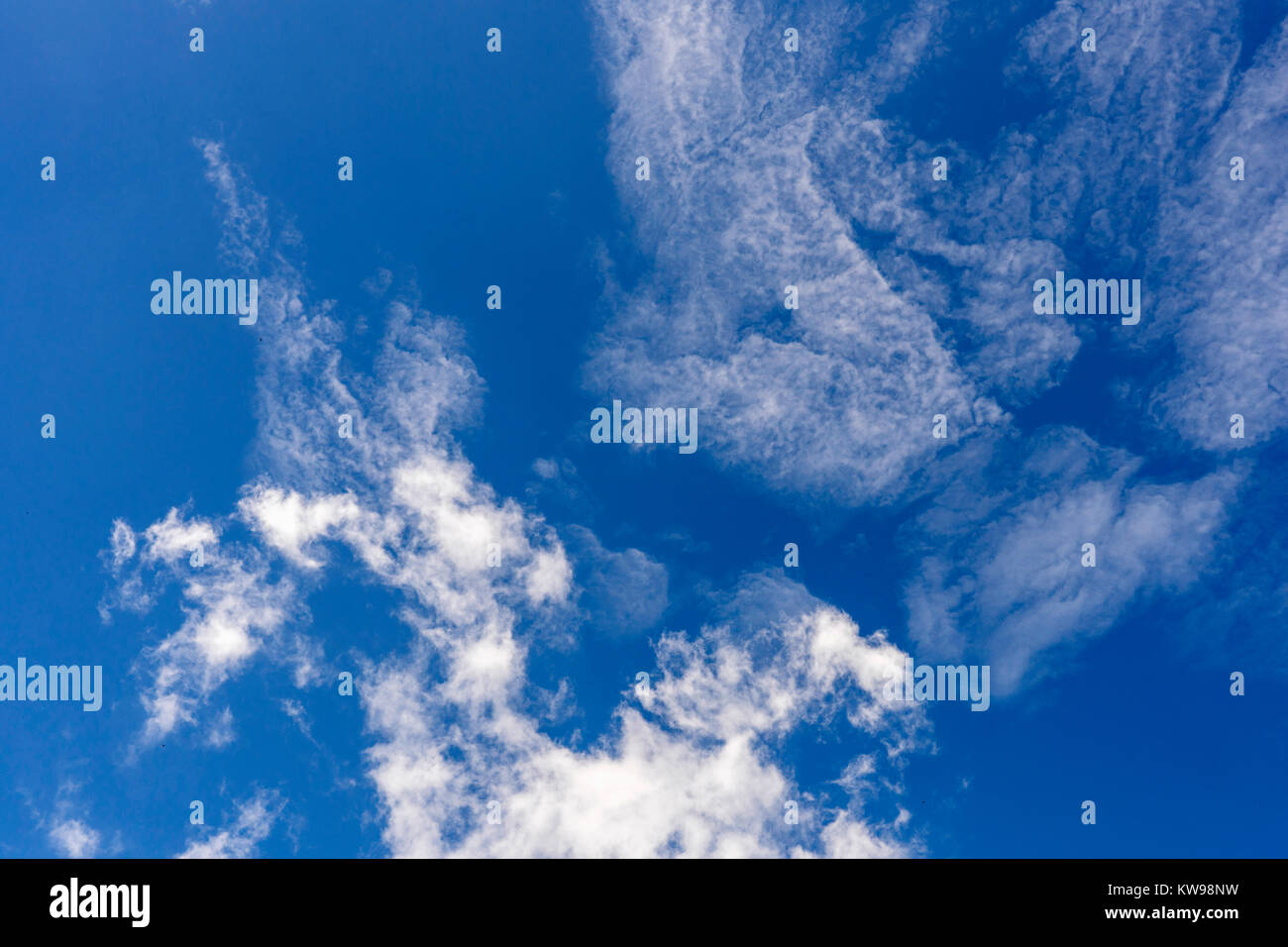 Zirruswolken auf den azurblauen Himmel Stockfoto
