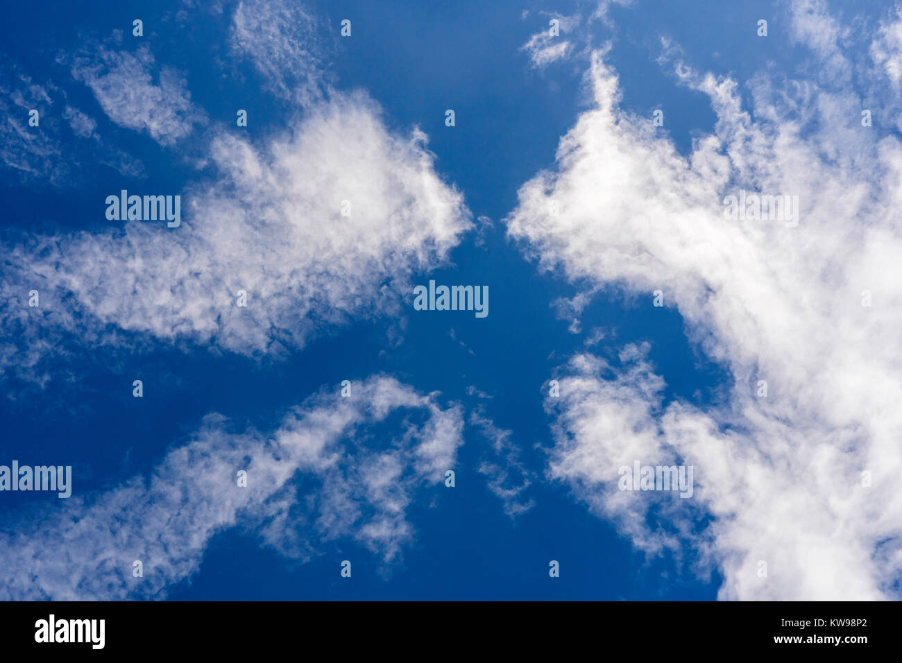Zirruswolken auf den azurblauen Himmel Stockfoto
