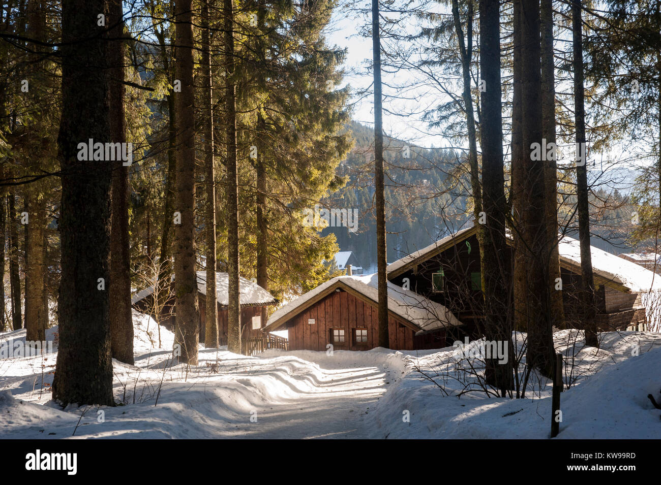 Verschneite Berghütte in der Nähe des Lake Spitzingsee in München. Stockfoto