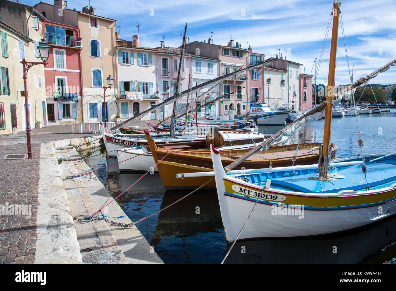 Frankreich, Bouches-du-Rhone, Martigues, traditionelles Boot und Häuser Stockfoto