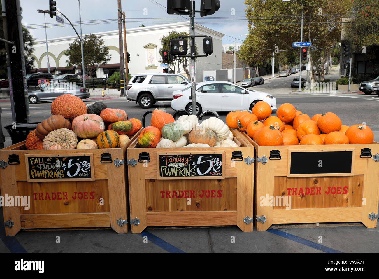 Kisten der Kürbisse Kürbisse und an Halloween außerhalb der Trader Joe Lebensmittelgeschäft auf Hyperion Avenue im silbernen See Los Angeles, Kalifornien, KATHY DEWITT Stockfoto