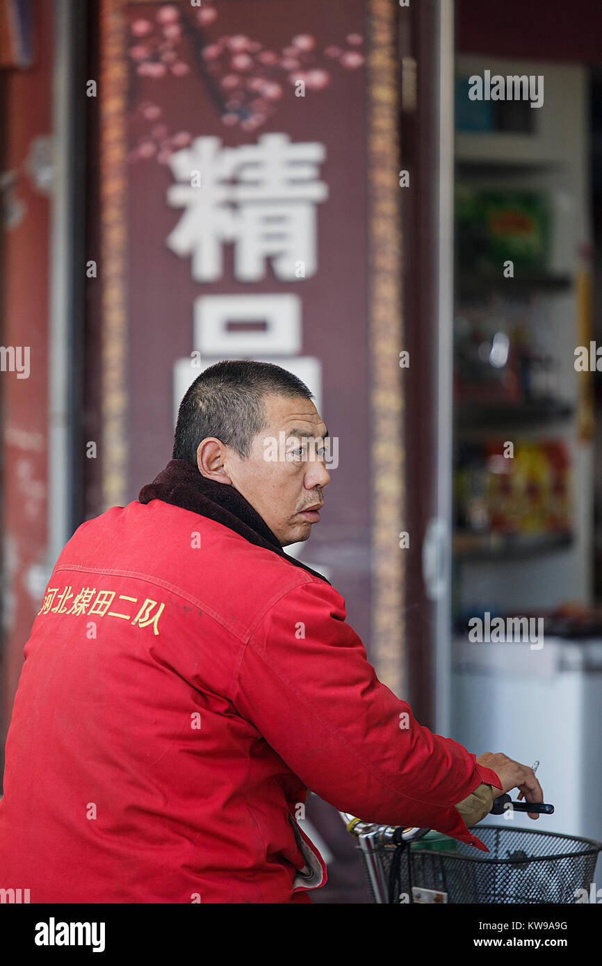 Zhangye, China - Oktober 20,2017: Chinesischer Mann Fänge Tickets zu einem Box Office am 20. Oktober in China. Stockfoto