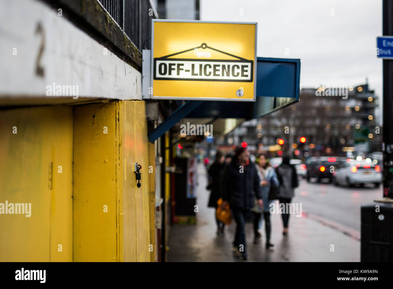 Aus Lizenz Zeichen außerhalb des Shops auf Newington Butts, London. Stockfoto