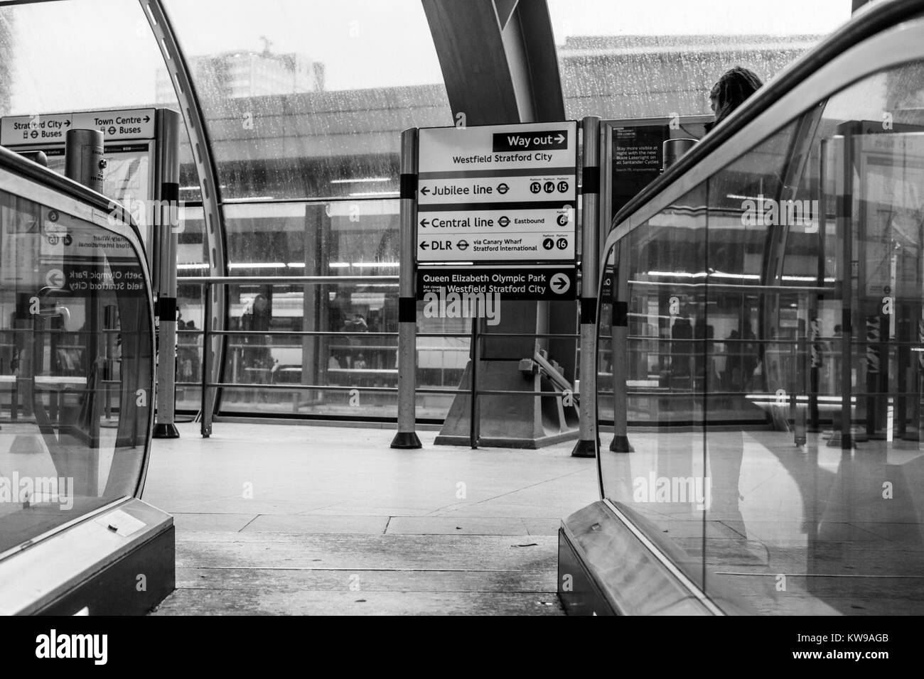 Anzeigen am Ende der Rolltreppe im Bahnhof Stratford, London Stockfoto