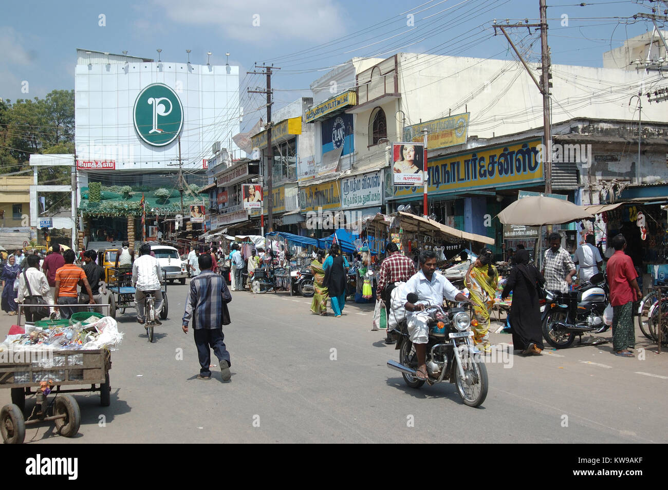 TIRUNELVELI, Tamil Nadu, Indien, ca. 2009: Straßen überfüllt mit Verkehr und Fußgänger, circa 2009 in Tirunelveli, Tamil Nadu, Indien. Indiens Bevölkerung Stockfoto