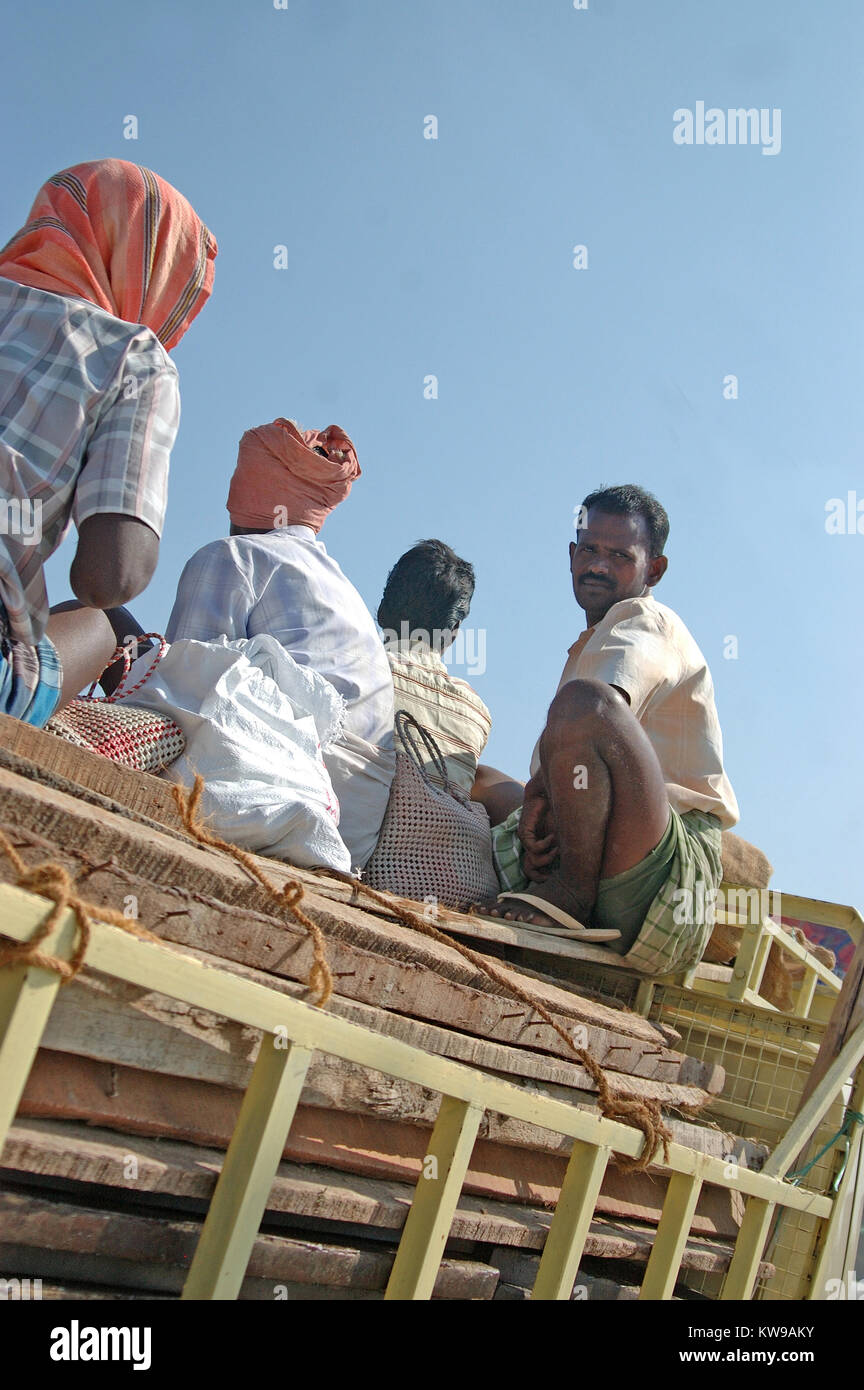 TIRUNELVELI, Tamil Nadu, Indien, 28. Februar 2009: Arbeiter Fahrt auf der Rückseite des Lkw am 28. Februar in Tamil Nadu, Südindien, 2009. Stockfoto