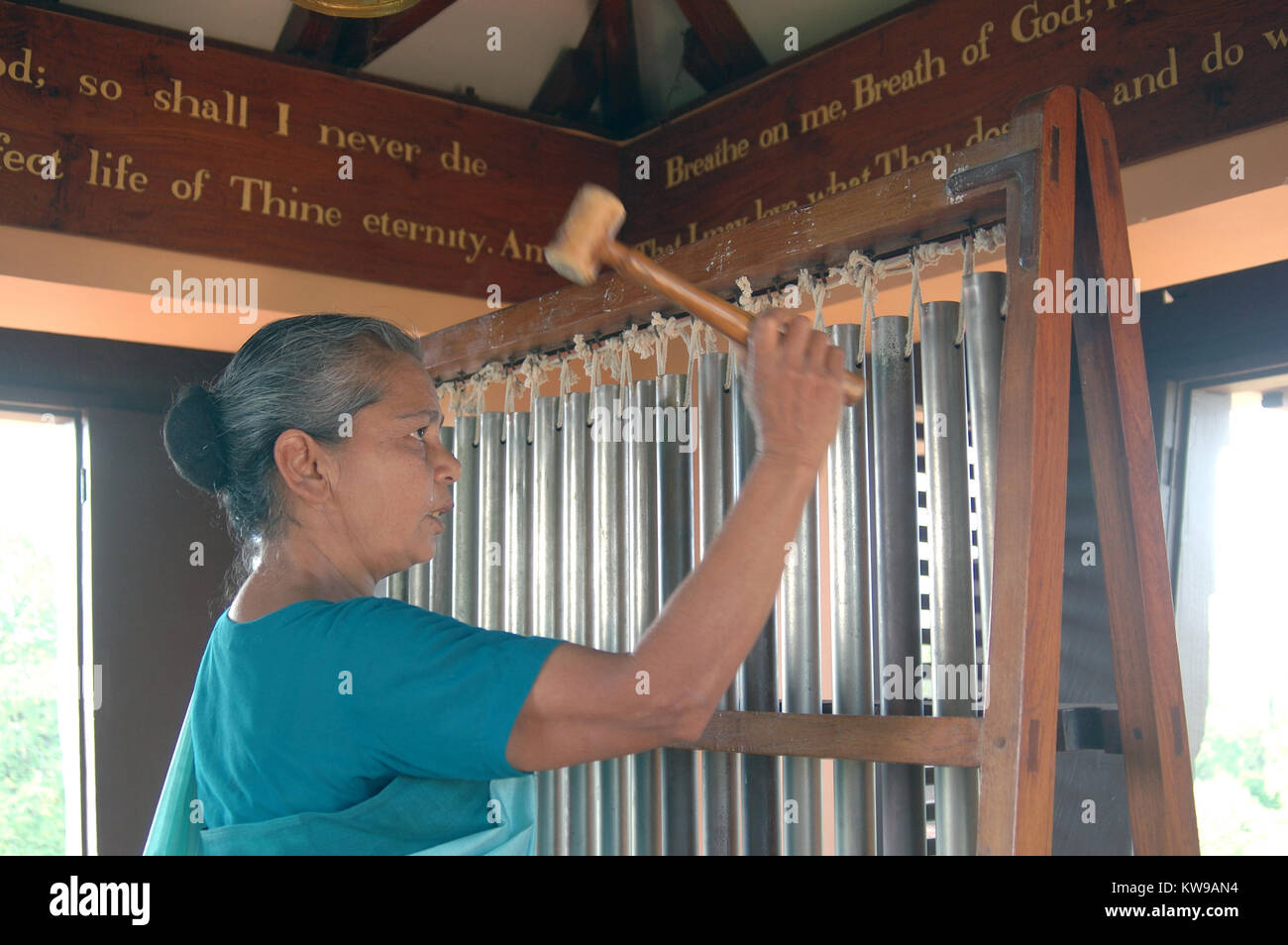 Indische Dame spielen das Glockenspiel an Dohnavur Fellowship in Tamil Nadu, Südindien Stockfoto