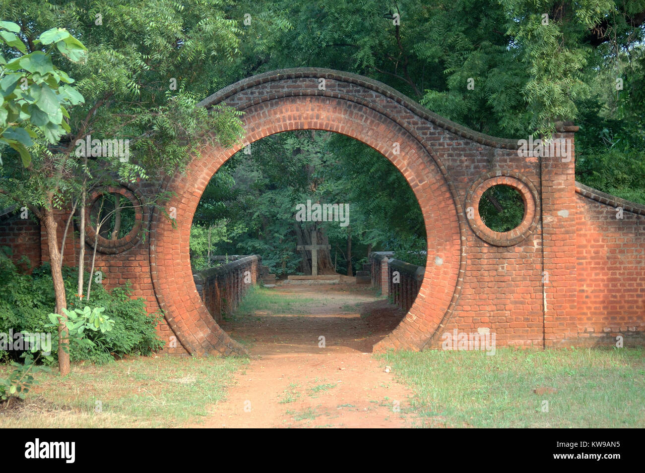 Kreisförmige gateway führt zum Grab des missionarischen Amy Carmichael in Tamil Nadu, Südindien Stockfoto