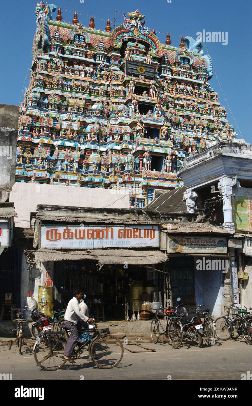 TAMIL NADU, INDIEN, ca. 2009: Verkehr passieren einen hinduistischen Tempel etwa in Tirunelveli, Tamil Nadu, Indien 2009. Hinduismus ist nach wie vor Indiens prominenteste rel Stockfoto