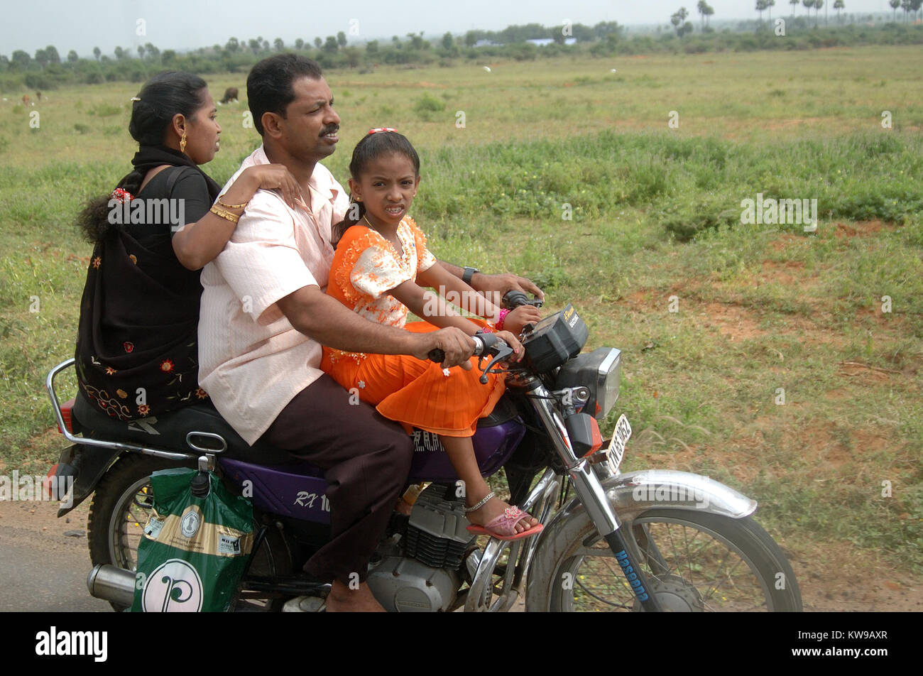 Familie auf Motorrad in Tamil Nadu, Südindien Stockfoto