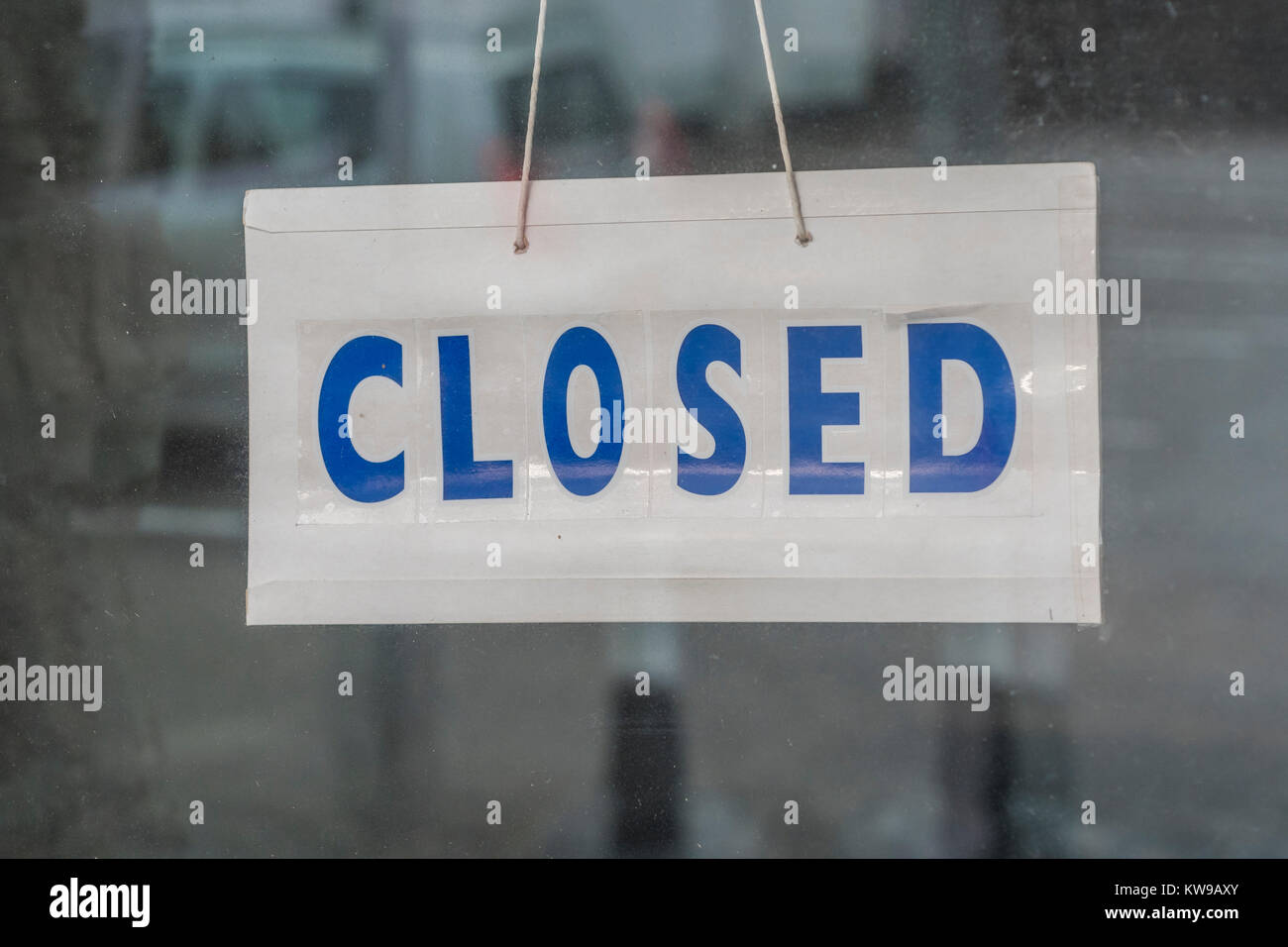 Tod der High Street. Shop-Schild "geschlossen" - das Geschäft sei "aus dem Geschäft gegangen". Für die Rezession, die Verluste im Einzelhandel, die Krise auf der Straße und das geschlossene Geschäft. Stockfoto