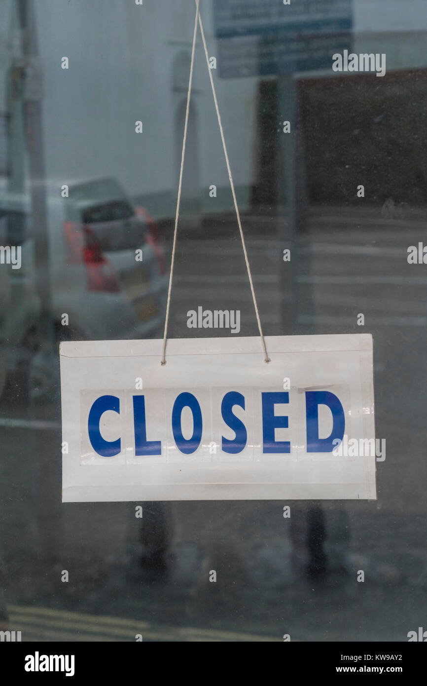 Tod der High Street. Shop-Schild "geschlossen" - das Geschäft sei "aus dem Geschäft gegangen". Für die Rezession, die Verluste im Einzelhandel, die Krise auf der Straße und das geschlossene Geschäft. Stockfoto