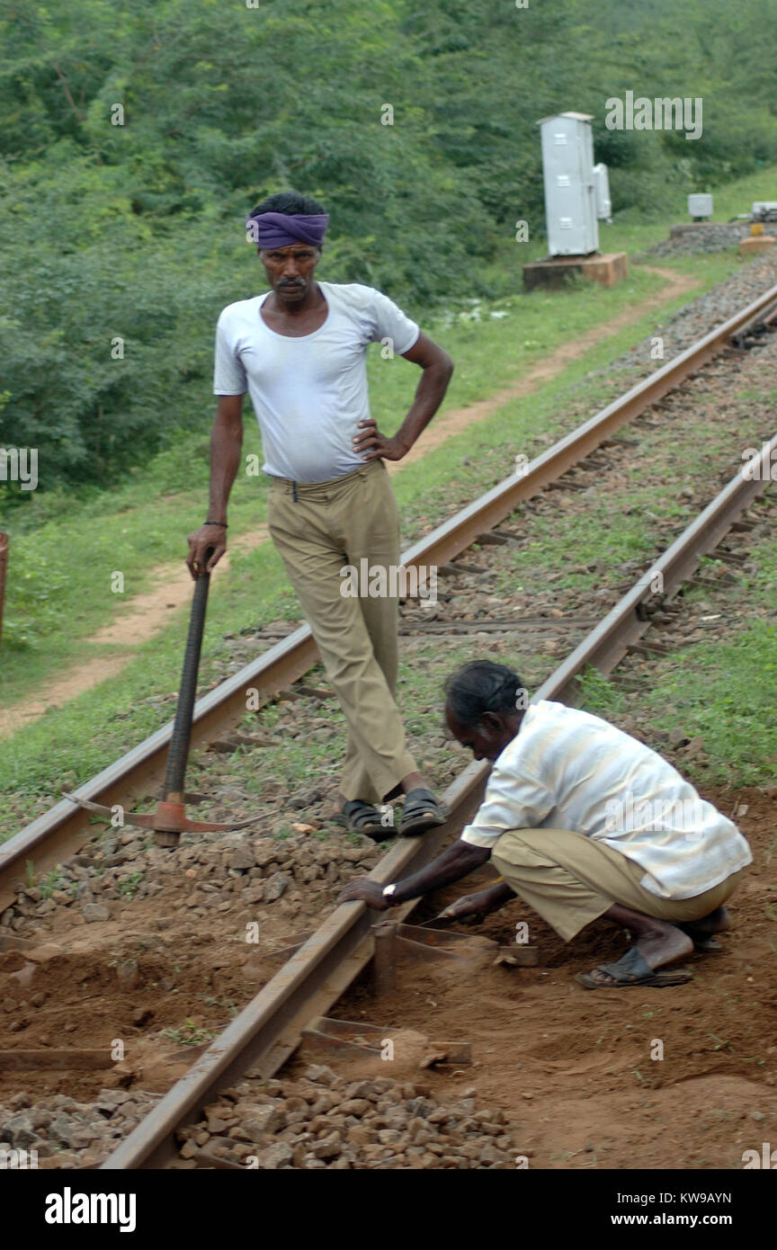 Mann auf Bahnstrecken in Tamil Nadu, Südindien arbeiten Stockfoto