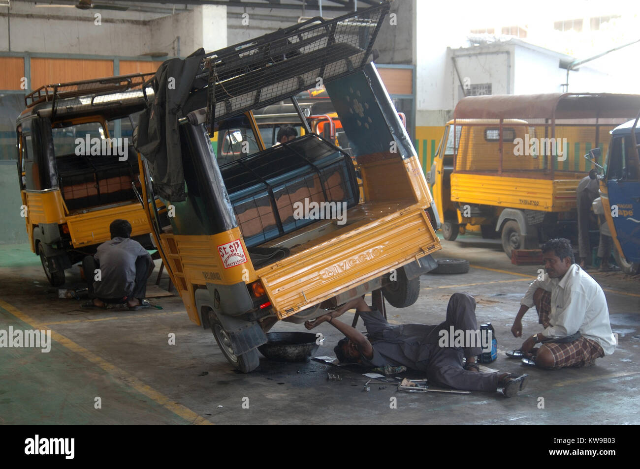Arbeitnehmer zur Festsetzung eines Auto in Tirunelveli, Tamil Nadu, Südindien Stockfoto