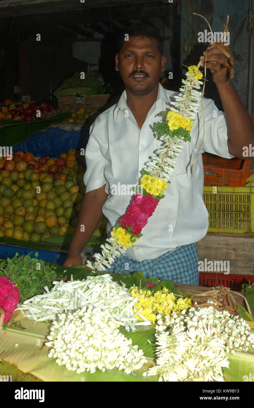 Mann verkaufen Blume weaths in Tamil Nadu, Südindien Stockfoto