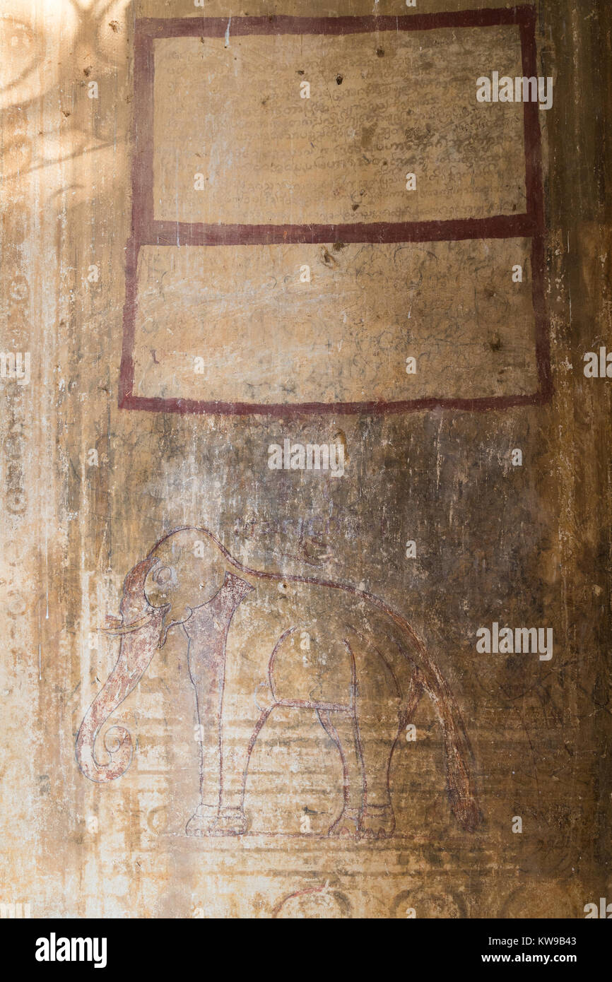 Alte, gealtert und beschädigte Wand mit Bildern und Schriften an der Htilominlo Tempel in Bagan, Myanmar (Birma). Stockfoto