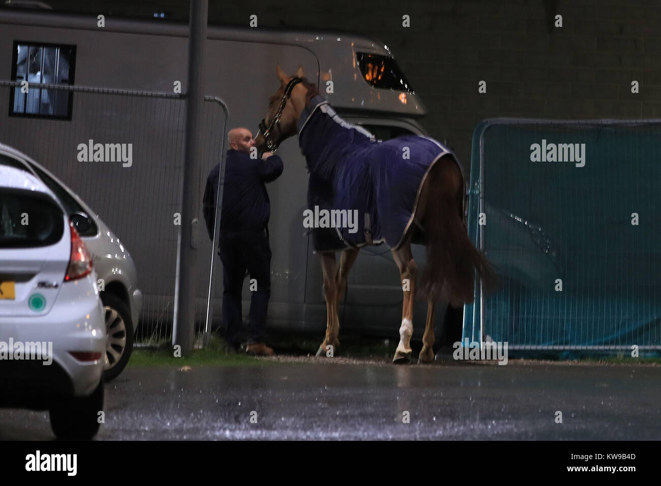 Ein Pferd ist weg geführt während der Liverpool International Horse Show in der Echo Arena nach einer Flamme an einem Parkhaus an der Arena Website auf Liverpools Waterfront. Stockfoto