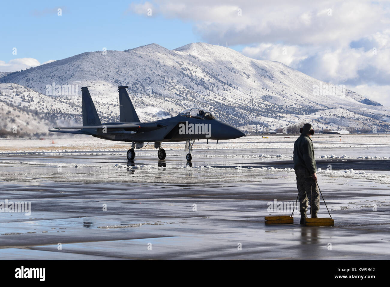 Ein US Air Force Mitglied aus der 173Rd Fighter Wing bereitet Kreiden für eine F-15 mit Santa Claus an Bord, Dez. 3, 2017, Kingsley, O zu platzieren Stockfoto