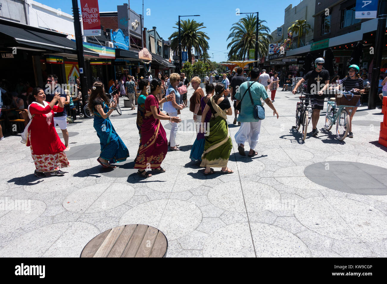 Bunte Hare Krishna Tänzerinnen beleben Ackland Street, St. Kilda Stockfoto