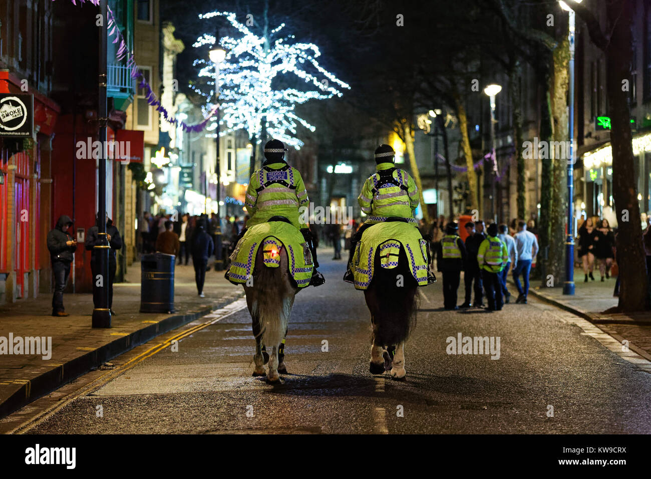 Zwei Polizisten patrouillieren die Straße Stockfoto
