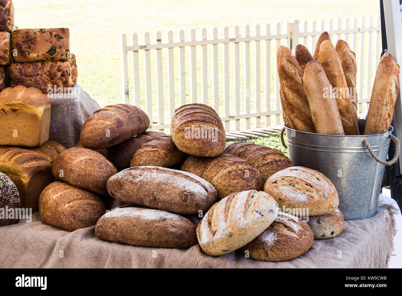 Frisch gebackene Brote Vollkorn und Sauerteig-Brot Stockfoto