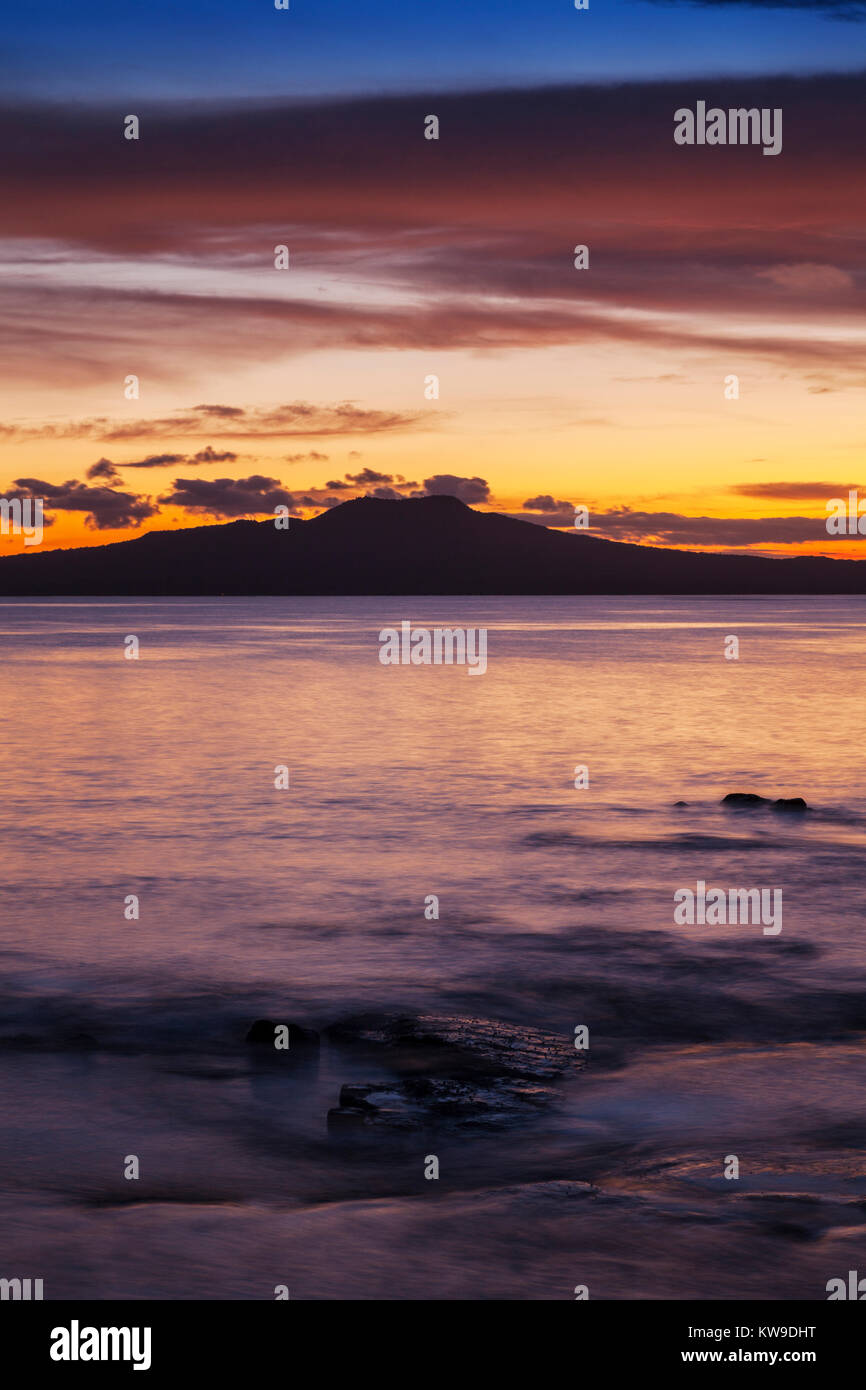 Rangitoto Island bei Sonnenaufgang, Auckland, Neuseeland. Stockfoto
