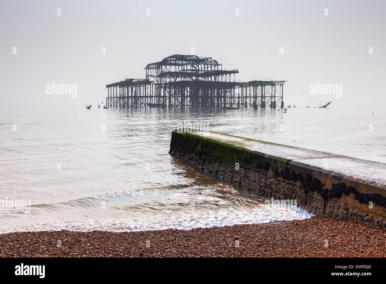Brighton Beach und die Überreste der alten Mole West an einem nebeligen Tag in diffusem Licht, Sussex, England, UK. Stockfoto