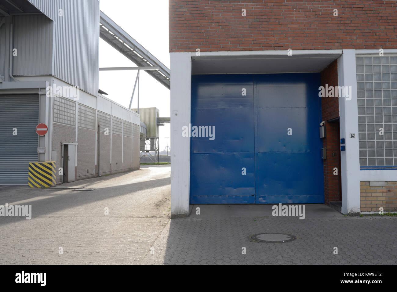 Hafen Lagerhäuser und Blue Gate in Bremen im Sonnenlicht. Stockfoto