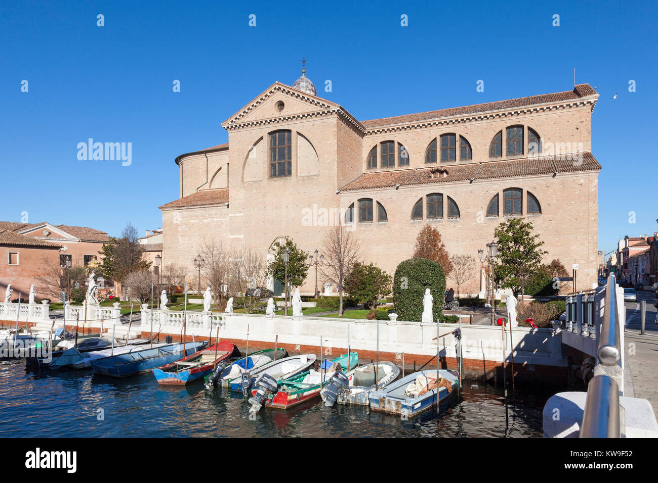 Kathedrale Santa Maria Assunta, Canal Perottolo, Corso del Popolo, Chioggia, Venedig, Italien mit angelegten Fischerboote Stockfoto