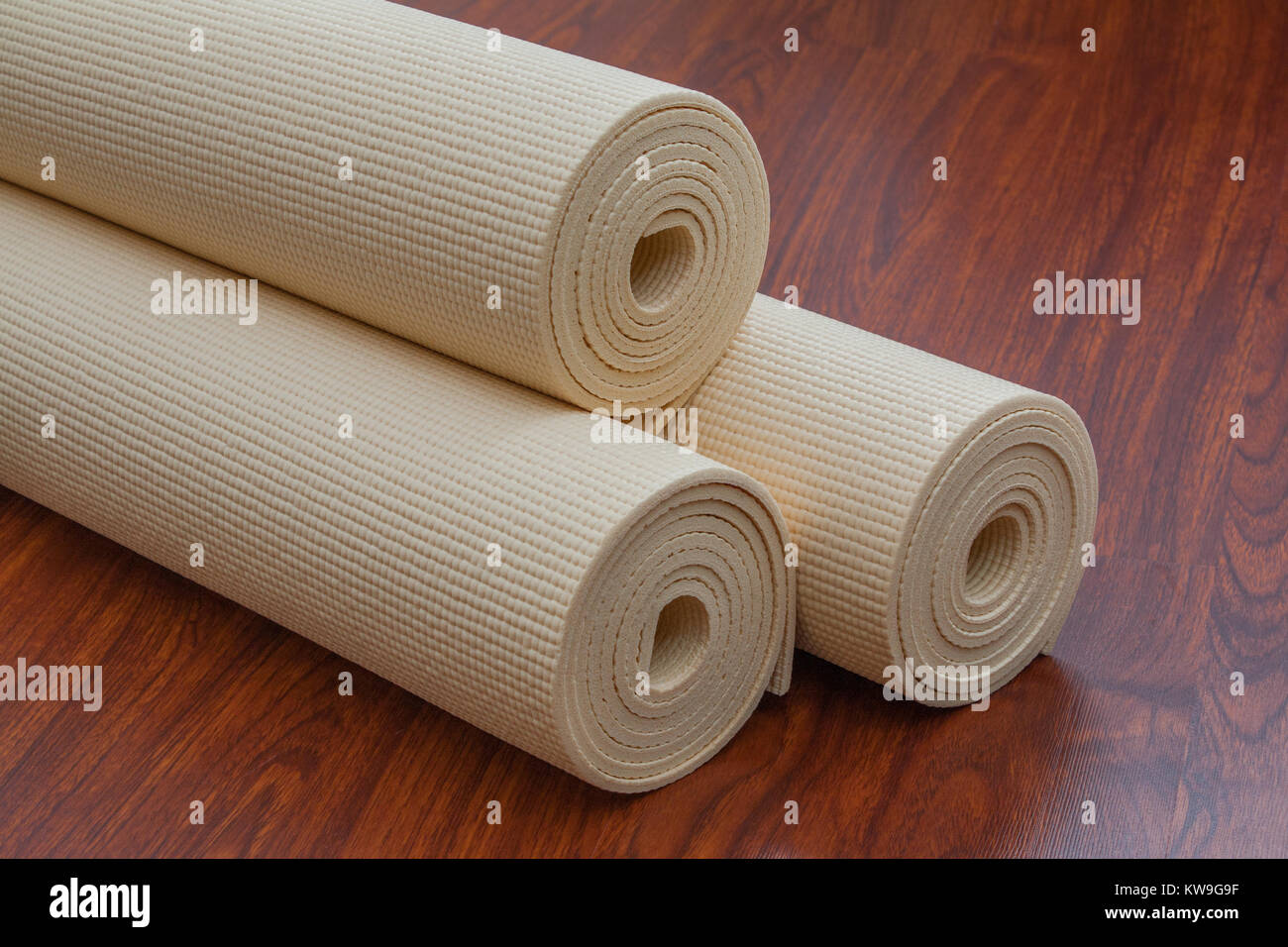 Yoga Matte und Zubehör auf Holzboden bereit für Yoga Klasse Stockfoto