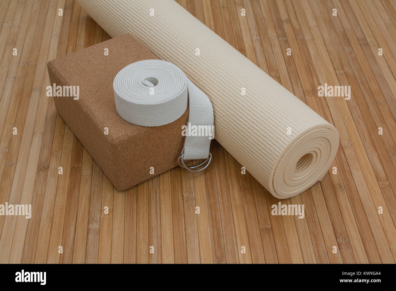 Yoga Zubehör auf Bambus matte Boden bereit für Yoga Retreat Stockfoto