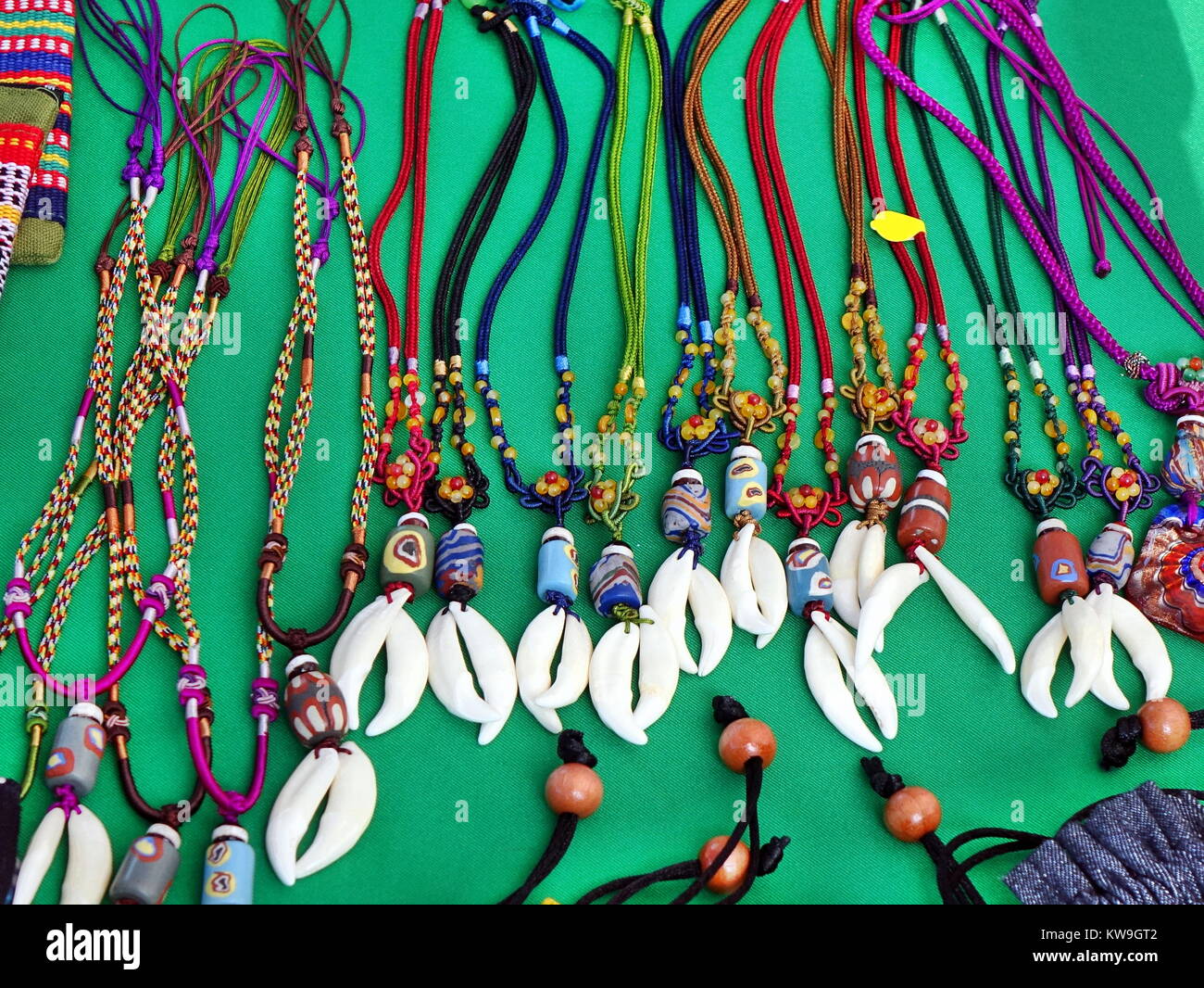 Aboriginal handgemachten Schmuck und Halsketten mit bunten Glasperlen und tierischen Zähnen zum Verkauf auf dem Markt Stockfoto