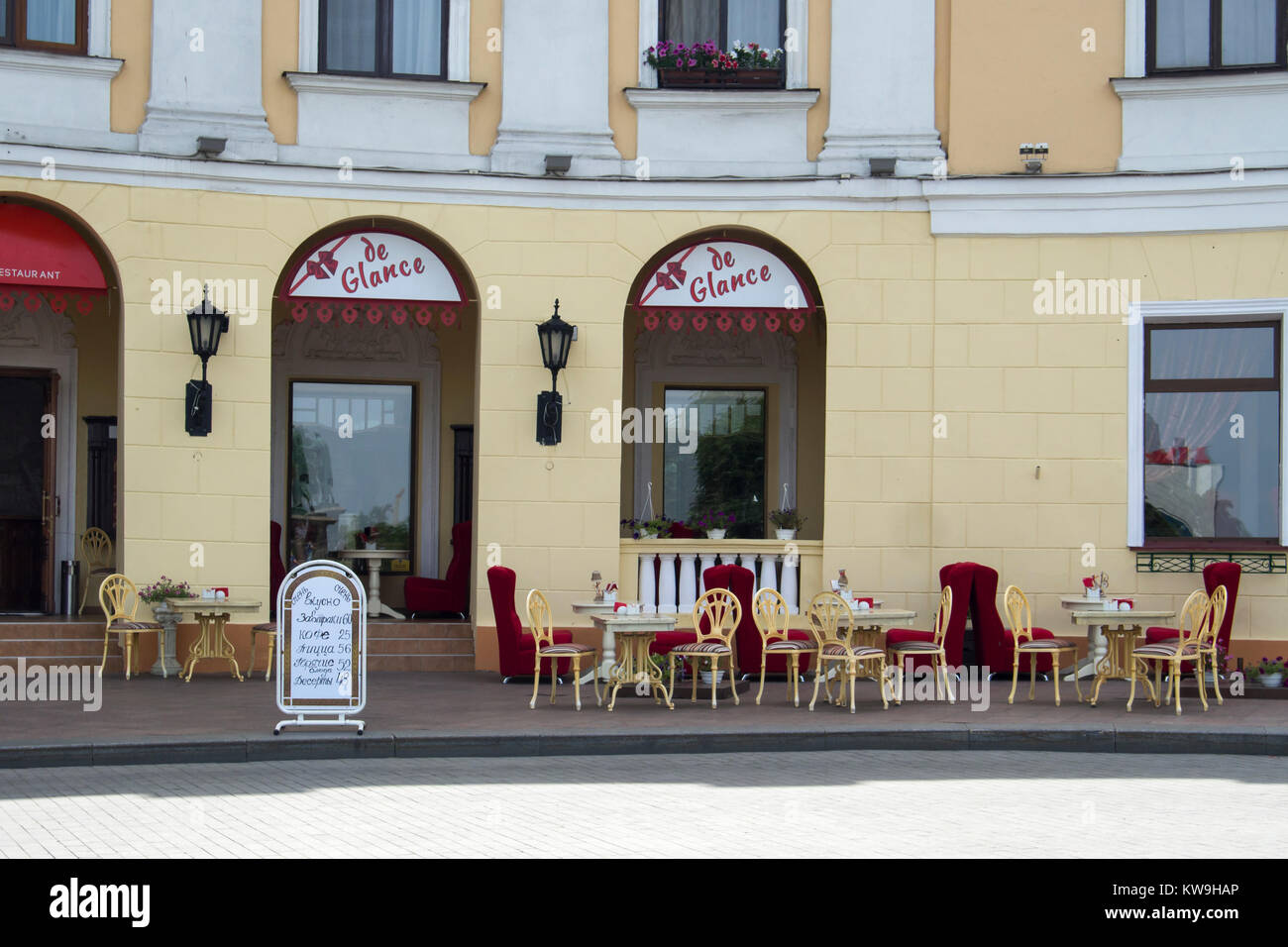 ODESSA, UKRAINE - 18. JUNI 2016: Tische und Stühle vor dem De Glance Restaurant auf dem Prymorskyi Boulevard. Stockfoto