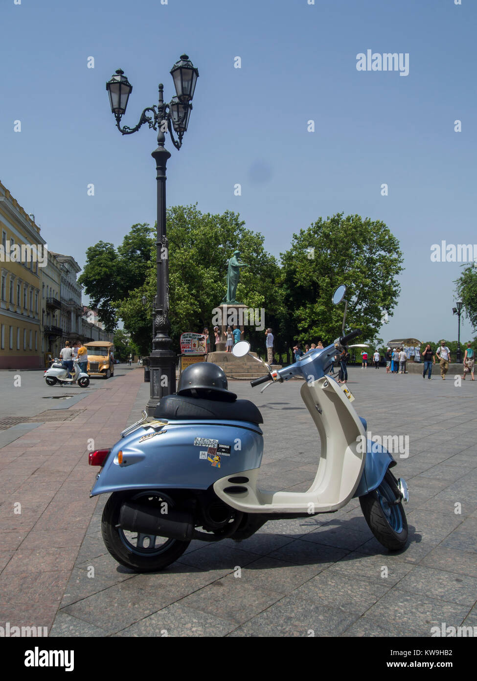 ODESSA, UKRAINE - 18. JUNI 2016: Roller auf Prymorskyi Blvd mit Statue des Duc de Richelieu im Hintergrund Stockfoto