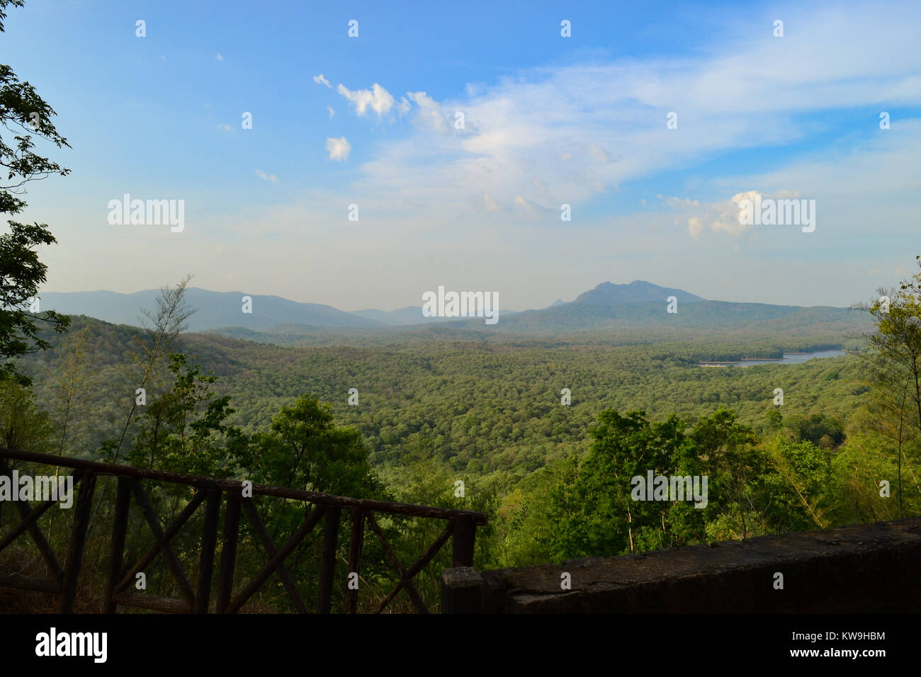 Ein Blick auf die tropischen Wälder auf Parambikulam Wildlife Sanctuary Stockfoto