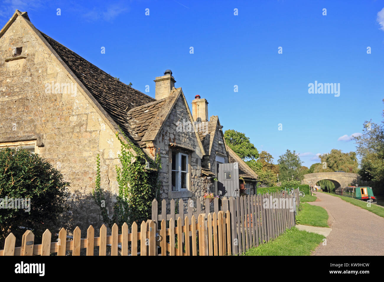 Am Kanal gelegenes Häuser, Bathampton, Badewanne, Somerset Stockfoto
