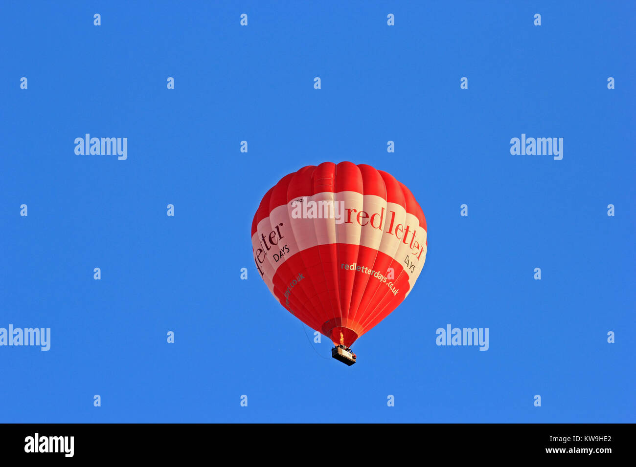 Red Letter Days Hot Air Balloon gegen einen klaren blauen Himmel fliegen, mit Brennern steigen, Badewanne, Somerset Stockfoto