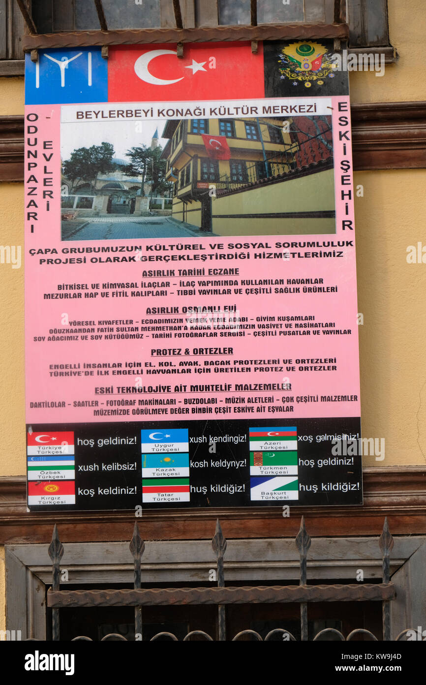 Dezember 2017 - Willkommen anmelden, um das alte Viertel von Eskisehir in der Türkei, das Zeichen zeigt "Hos Geldiniz" oder in 9 verschiedenen türkischen Dialekten willkommen. Stockfoto