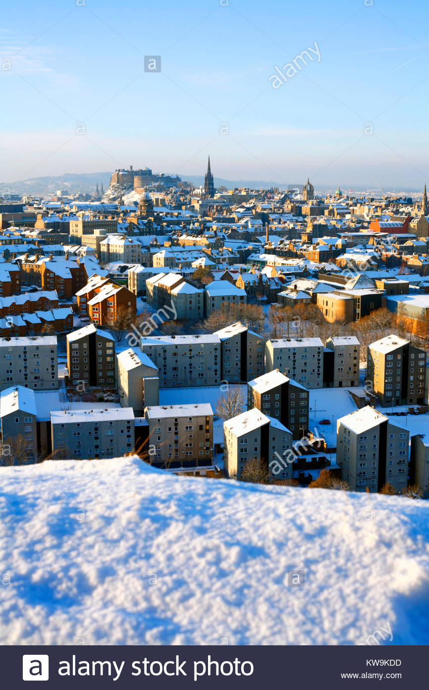 Im Winter Schnee von Salisbury Crags über Edinburgh Dächer in Richtung Edinburgh Castle, Schottland Stockfoto