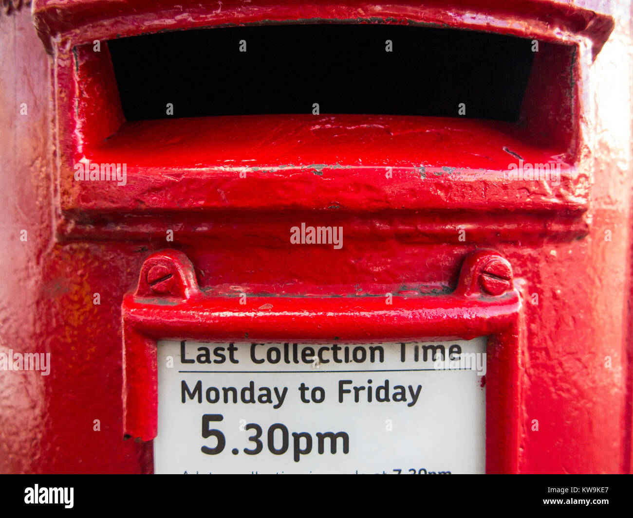 Ein Briefkasten Mund auf einem Britischen roten Briefkasten Stockfoto