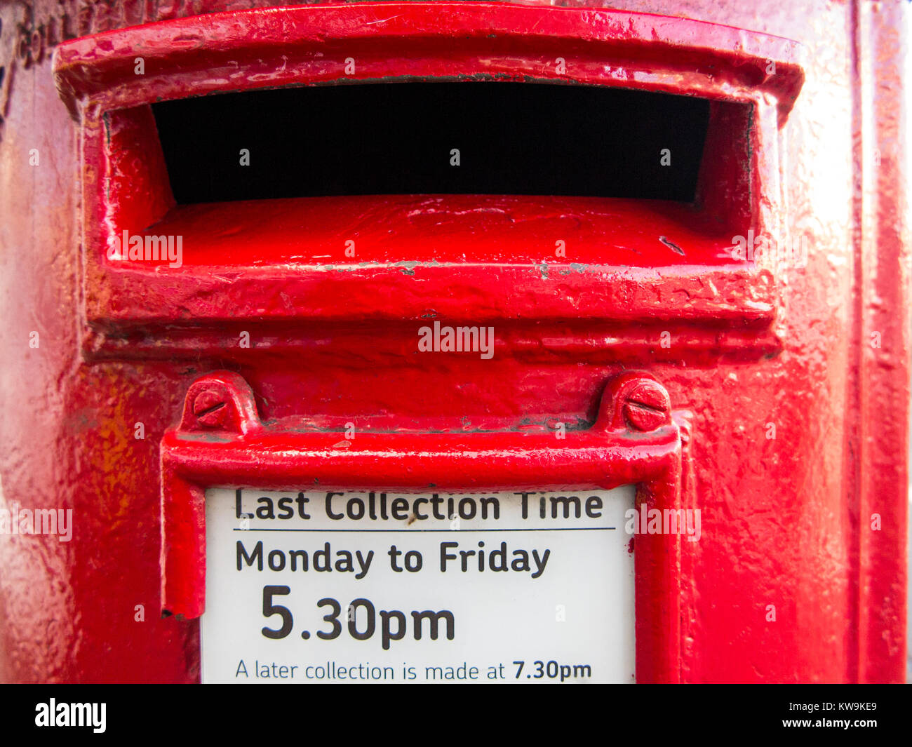 Ein Briefkasten Mund auf einem Britischen roten Briefkasten Stockfoto