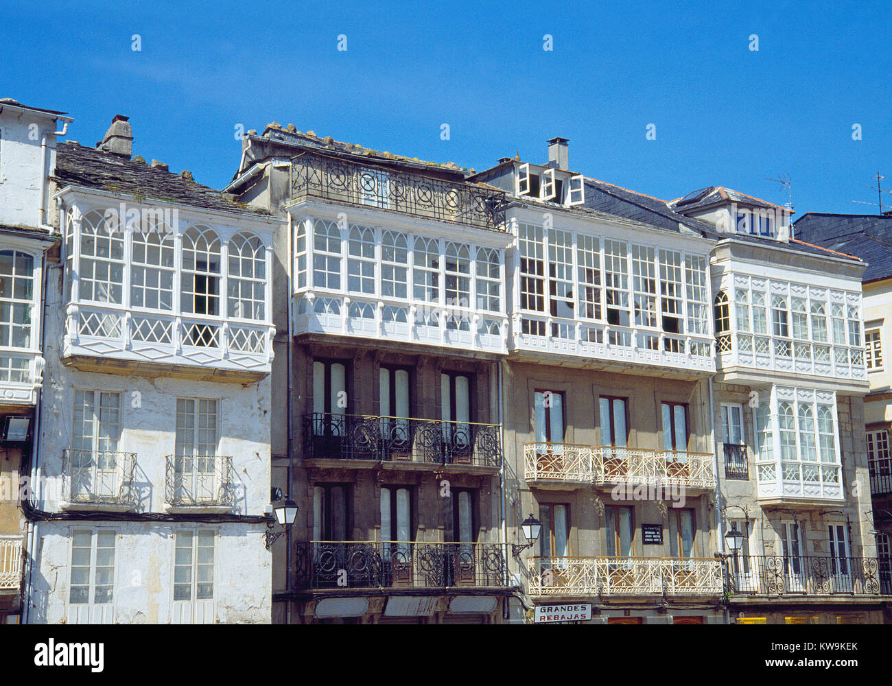 Die Fassaden der Häuser, die traditionelle Architektur. Viveiro, Provinz Lugo, Galizien, Spanien. Stockfoto
