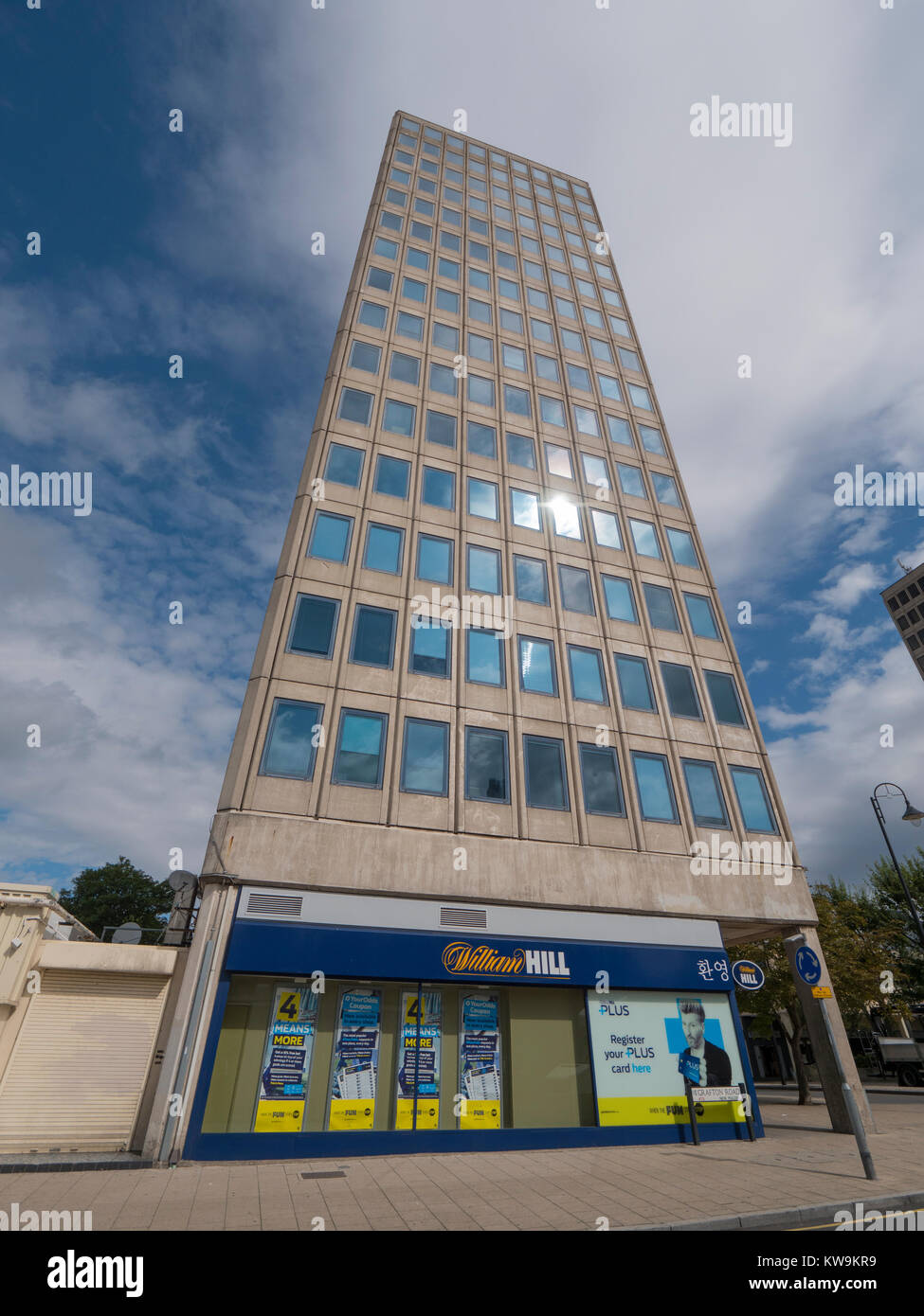 Buchmacher William Hill Büro in Tower Block gegen den blauen bewölkten Himmel in sw London Stockfoto