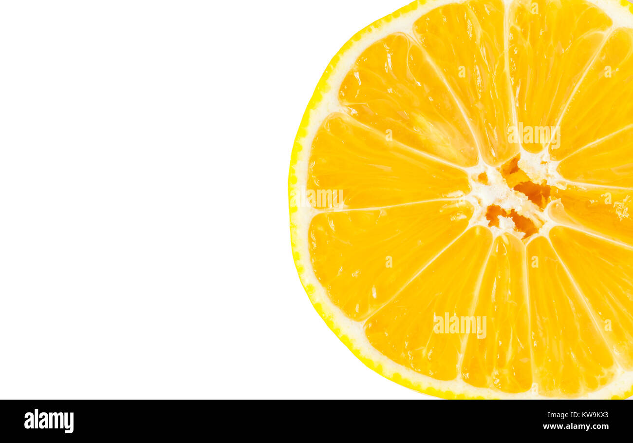 In der Nähe von süssen Zitrone in Scheiben geschnitten auf weißem Hintergrund Stockfoto